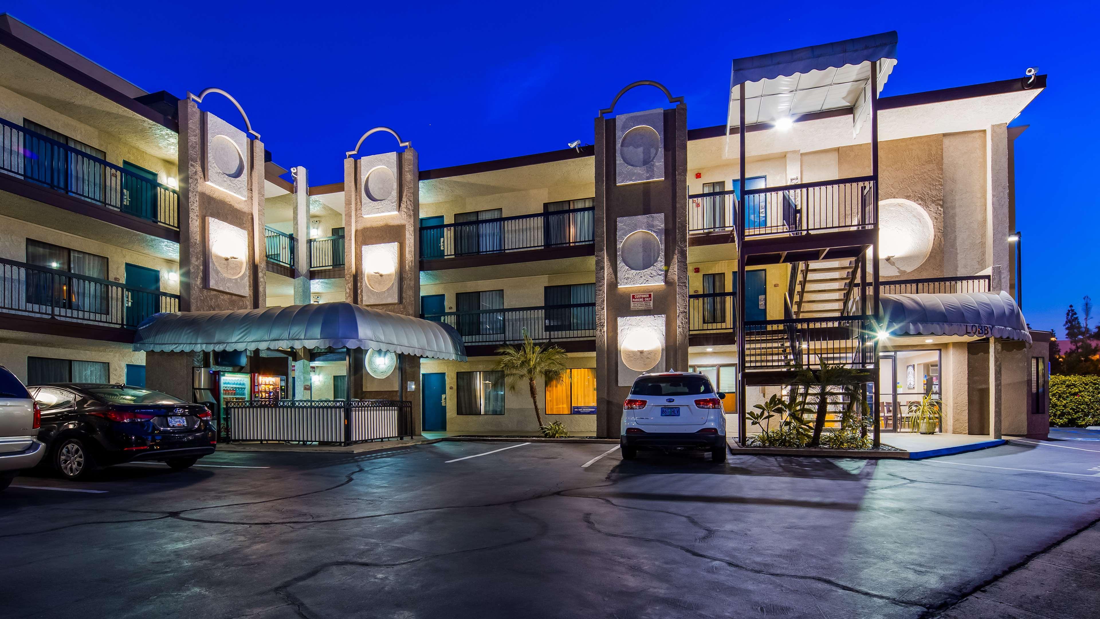 Best Western Courtesy Inn Hotel - Anaheim Resort At The Park Экстерьер фото