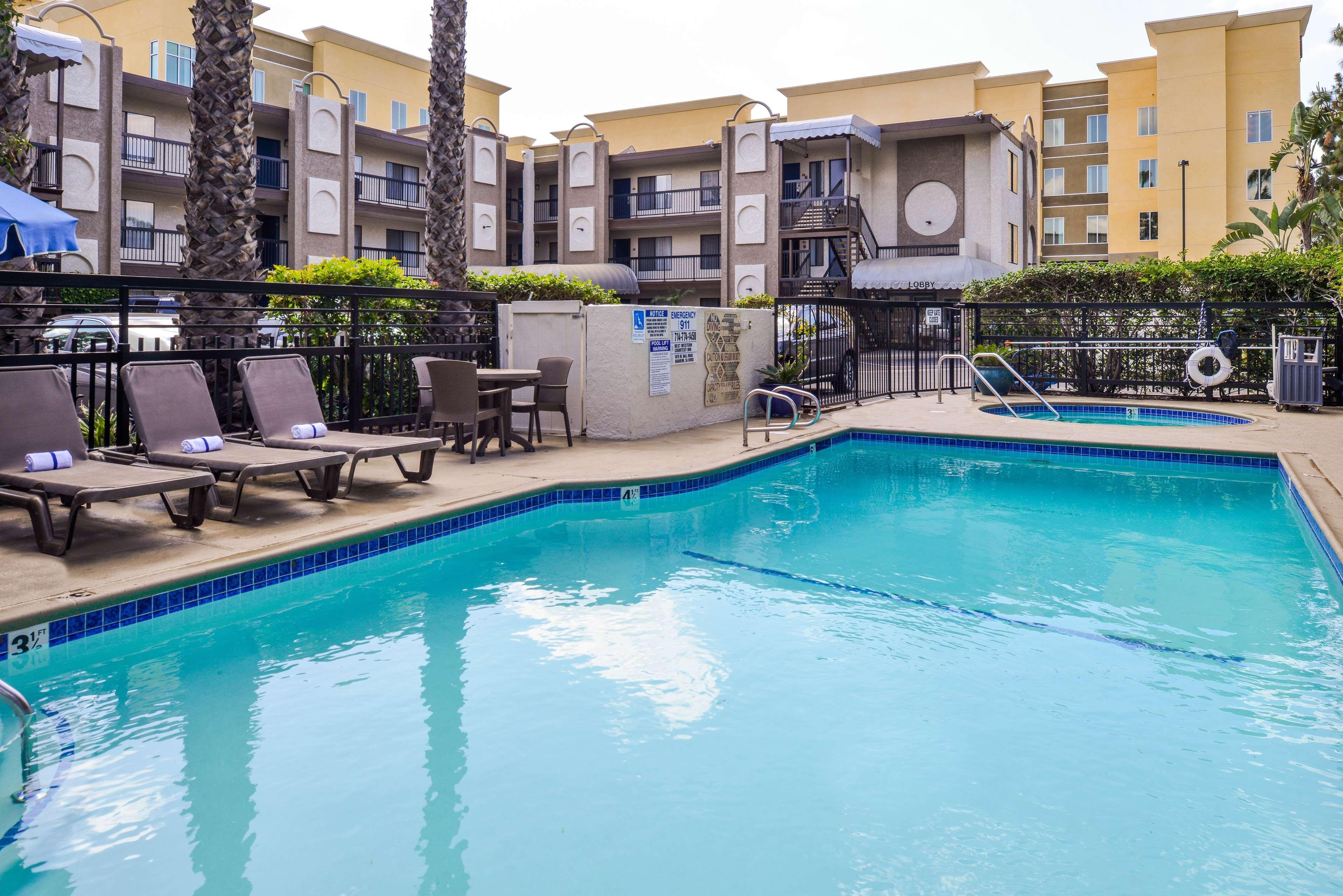 Best Western Courtesy Inn Hotel - Anaheim Resort At The Park Экстерьер фото