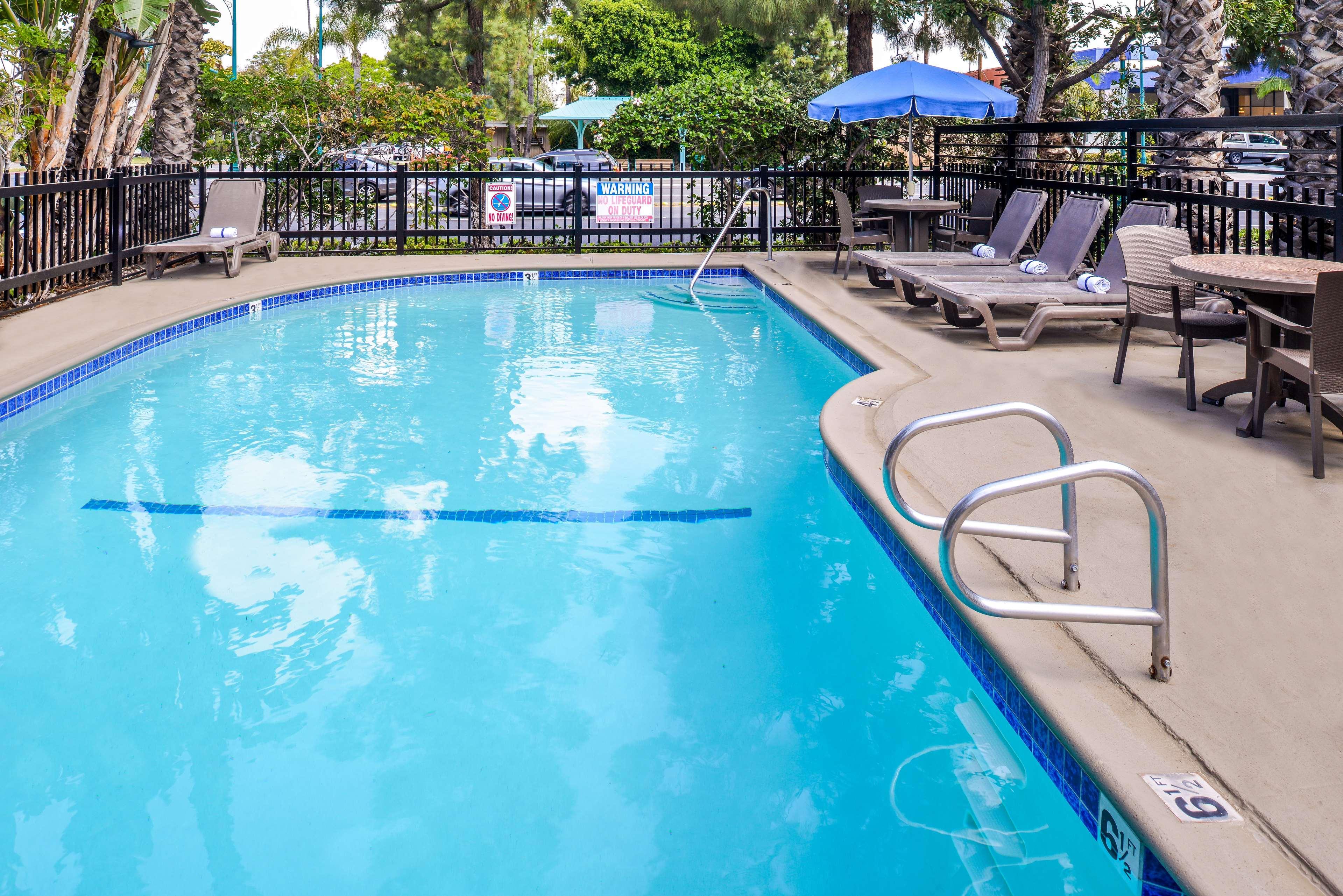 Best Western Courtesy Inn Hotel - Anaheim Resort At The Park Экстерьер фото