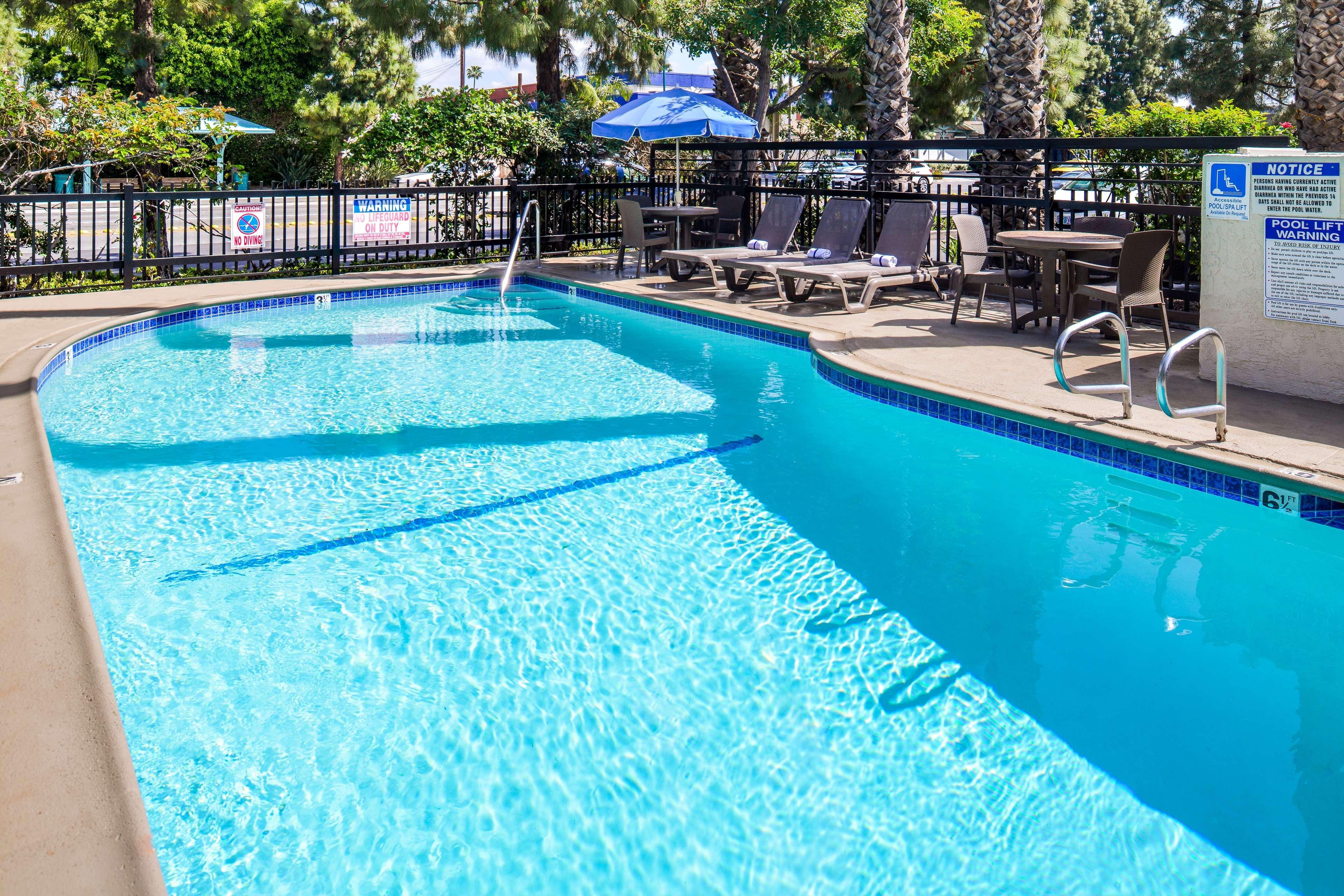 Best Western Courtesy Inn Hotel - Anaheim Resort At The Park Экстерьер фото
