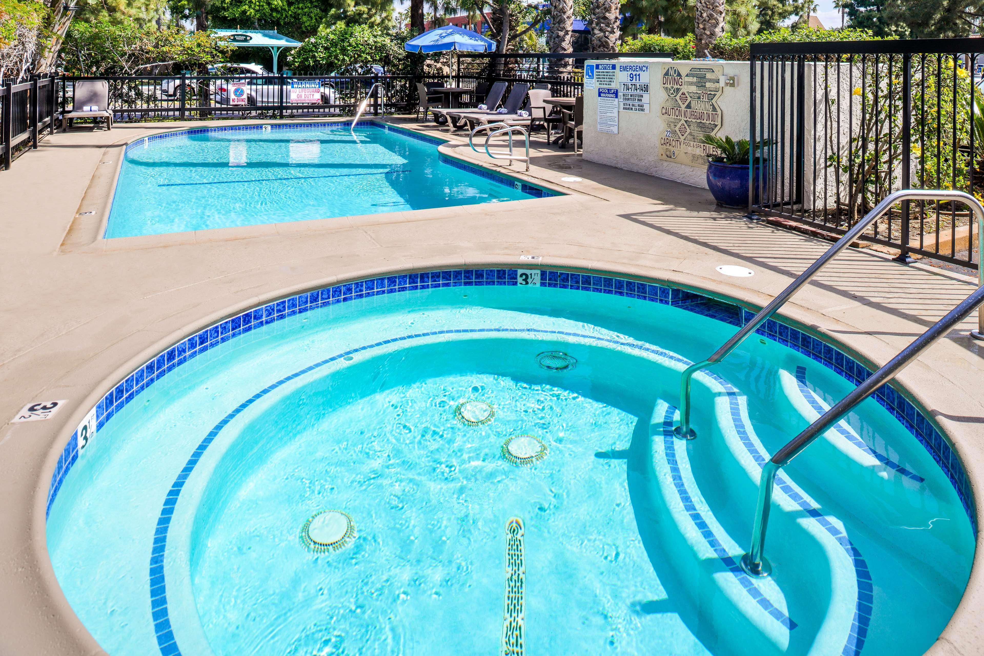 Best Western Courtesy Inn Hotel - Anaheim Resort At The Park Экстерьер фото