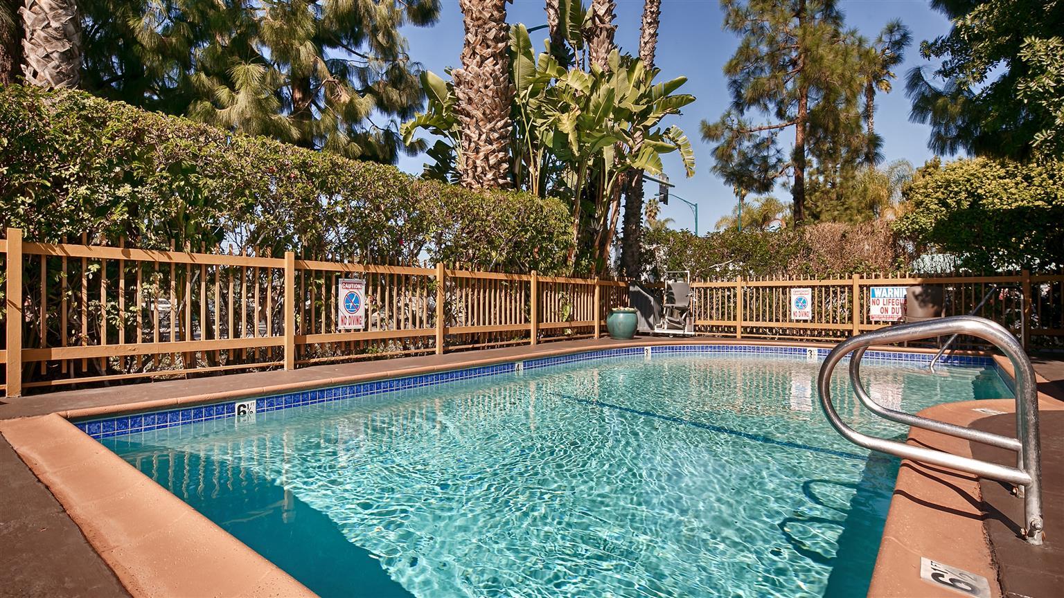 Best Western Courtesy Inn Hotel - Anaheim Resort At The Park Экстерьер фото